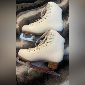 Pre Owned Women’s Jackson Mystique White Figure Skates Size 1 1/2